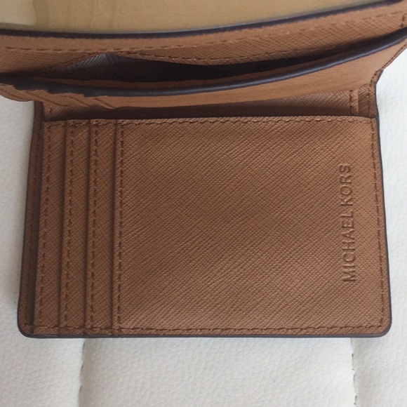 NWT Michael Kors Liane Vanilla SM Billfold - Picture 6 of 16